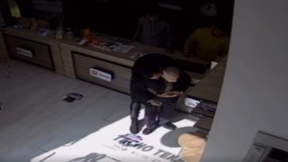 Esnafın heimlich manevrası yaşlı adamın hayatını kurtardı