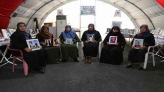 Evlat nöbetindeki anne, PKKnın elinde olan kızının Öğretmenler Gününü kutladı