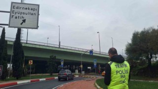 Fatihte yayalara yol vermeyen sürücü tepki gösterse de cezadan kaçamadı