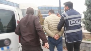 Fazla yolcu taşırken yakalandı, polise çarparak yaraladı