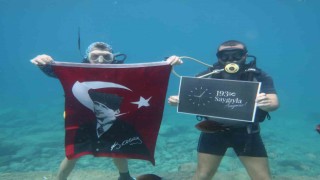 Fethiyede dalgıçlar Atatürkü 10 metre derinlikte Türk bayrağı açarak andı