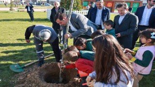 Fidanlar bu kez şehit öğretmenler anısına toprakla buluştu