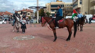 Filistine destek için atlarıyla yürüyüş düzenlediler