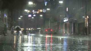 Fırtına Taksimde vatandaşlara zor anlar yaşattı