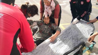 Fırtınada devrilen triportörün altında kalan kadın sürücü yaralandı