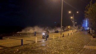 Foçada fırtına iskeleyi yıktı