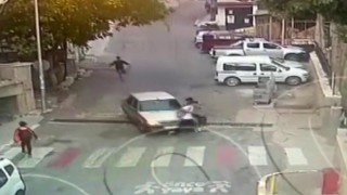 Freni boşalan otomobilin gence çarpma anı kameraya yansıdı