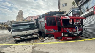 Freni patlayan kamyon önüne aldığı aracı sürükleyerek dükkana girdi: 2 yaralı