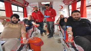 Gazetecilerden Kızılaya kan bağışı