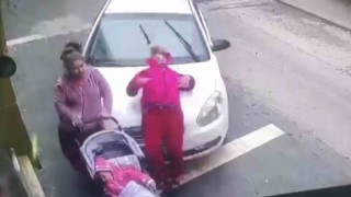 Gaziantepte kaldırımda yürüyen 2 kadın ile bebeğe araba çarptı