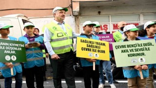 Gaziosmanpaşada çevre gönüllüleri “İlçemi Seviyorum, Sokağıma Sahip Çıkıyorum” sloganıyla yürüdü