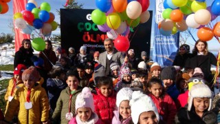 Gazzeli çocuklar için gökyüzüne balon bırakıldı