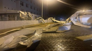 Gemlikte okulun çatısı araçların üzerine uçtu