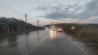 Gemlikte sel suları yolu kapattı, trafik aksıyor