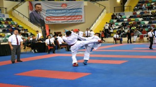Genç sporcular tatami minderinde