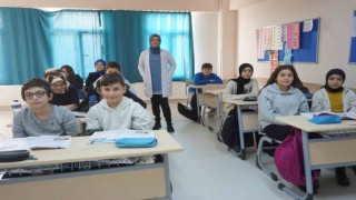 Genç yaşta kanseri yenen öğretmen öğrencilerini geleceğe hazırlıyor