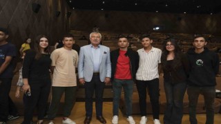 Gençler, Büyükşehirin sponsorluğunda Atatürk filmini izledi