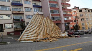 Giresunda şiddetli rüzgar nedeniyle çatılar uçtu, motosiklet sürücüsü uçan çatının altında kaldı