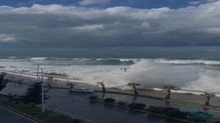 Giresunun Tirebolu ilçesinde fırtına sonrası deniz taştı, ilçe merkezini su bastı