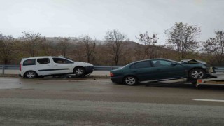 Gizli buzlanma kazaları beraberinde getirdi: 4 yaralı