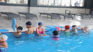 Gölbaşı Belediyesi çocuklara kurslarla yüzme öğretmeye devam ediyor