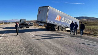 Gölbaşında tır yoldan çıktı: 1 yaralı