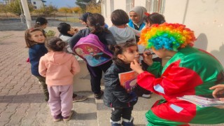 Gönüllü gençler, köy okullarına kitap desteği sağlıyor