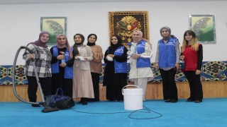 Gönüllü gençlerden takdir toplayan hareket: köy camisinde gönüllü temizlik yaptılar