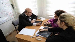 Görme engelli öğretmenler kursiyerlerin hayatlarına dokunuyorlar