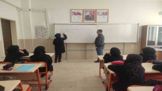 Görme engelli Serkan öğretmen öğrencilerine ışık oluyor