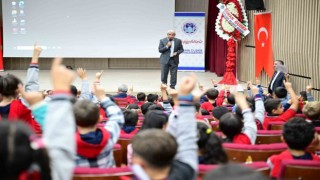 Güder, öğrencilerle birlikte kitap okudu