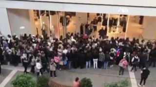 Güvenlik kontrolünden geçenler mağazalara böyle akın etti