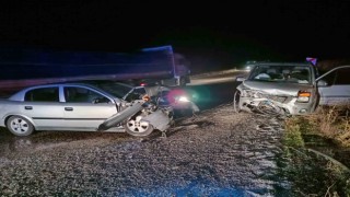 Hafif ticari araçla otomobilin çarpıştığı kazada 2 kişi yaralandı
