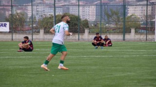 Hakemin kararını beğenmeyen futbolcular, maçı bırakıp oturma eylemi yaptı