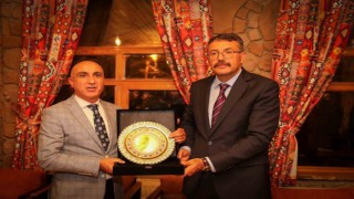 Hakkari gençliğinden Vali Çelike plaket