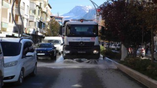 Hakkaride yağmur sonrası cadde temizliği