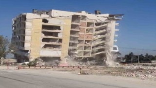 Halatla çekilen 8 katlı bina yerle bir oldu