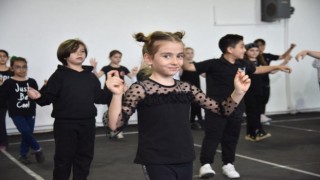Halk dansları gelecek kuşaklara aktarılıyor