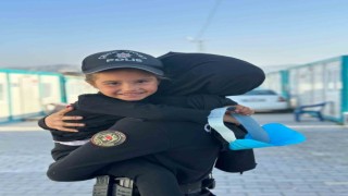 Hatay polis ekipleri minik öğrencilerle doyasıya eğlendi