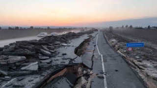 Deprem sonrası 4 metre kırılan Hatay Reyhanlı yolu yapılıyor