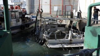 Hatayda fırtınada batan tekne karaya çıkarıldı