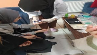 Hemşirelik öğrencileri şeker ölçümü yaptı