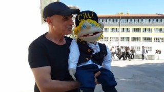 Herkesin ilgi odağı 41 yıllık vantrolog, içindeki çocukla eğlendiriyor