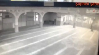 Hırsızlık yapmak için camiye girdiği anlar kamerada