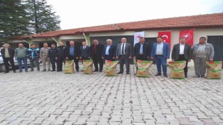 Hisarcıkta 98 çiftçiye yüzde 50 hibeli 18 ton 100 kilo buğday tohumu dağıtıldı