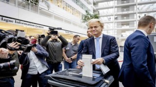 Hollanda'da sandık çıkış anketine göre aşırı sağcı Özgürlük Partisinin seçimi kazanması bekleniyor