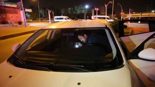 Hükümlü, polisi ezip kaçmak istedi, polisler aracın lastiklerine ateş edip yakaladı