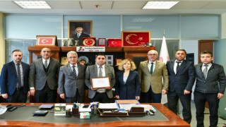 İHAnın gündeme getirdiği kahraman otobüs şoförüne EGO Genel Müdürlüğünden plaket
