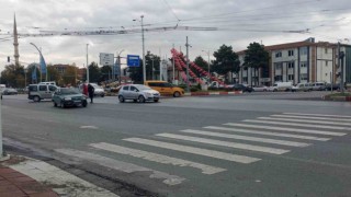 İki aracın karıştığı kazada maddi hasar meydana geldi