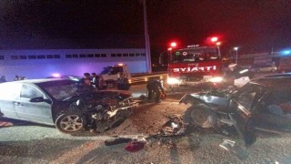İki otomobil kafa kafaya çarpıştı: Sürücü araçta sıkıştı